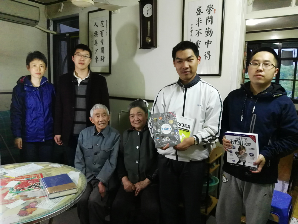 给残疾少年送书